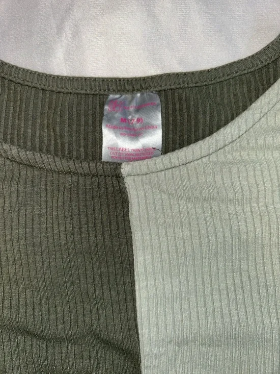 No Boundaries Olive & Light Olive Colorblock Side-Ruched Crop Top - Picture 2 of 6